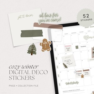 Può includere: Un set di 52 adesivi digitali per planner con un tema invernale accogliente. Gli adesivi includono illustrazioni di un uomo di pan di zenzero, un albero di Natale, un cuore con il testo "merry" e una nota che dice "jot it down". Gli adesivi sono progettati per essere utilizzati in planner e diari digitali.
