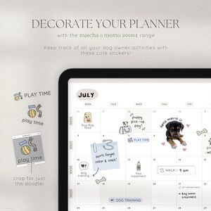 Puede incluir: Un planificador de calendario de julio con pegatinas para due&ntilde;os de perros. Las pegatinas incluyen un perro jugando con una pelota, un perro con collar y correa, un perro recibiendo tratamiento contra las pulgas, una sesi&oacute;n de entrenamiento de perros y un perro paseando. El texto en el calendario dice "Play Time", "&iexcl;No olvides el collar y la correa!" y "Paseo: 9 am".