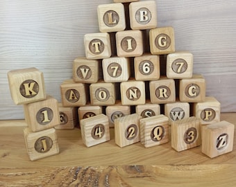 Juego de bloques de madera con letras y números