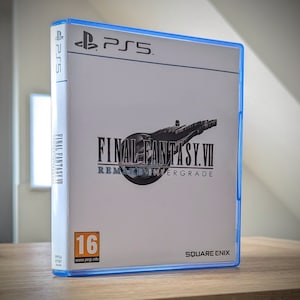 Könnte beinhalten: Eine PlayStation 5-Spielhülle für Final Fantasy VII Remake Intergrade. Die weiße Hülle mit blauem Rand zeigt das Logo des Spiels und das PlayStation 5-Logo. Das Spiel ist ab 16 Jahren freigegeben.
