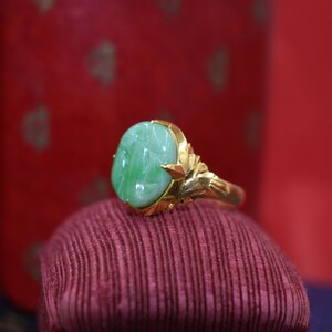 Carved Jade 18k Yellow Gold Vintage Ring