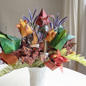 Composizione floreale di carta origami colorata