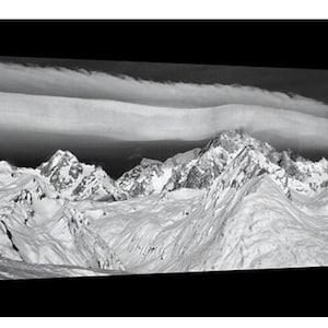 Mont Blanc-Massiv mit einer auffälligen linsenförmigen Wolke über dem Kopf. Fine Art Fotografie Leinwand.
