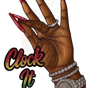 Puede incluir: Una ilustración digital de una mano con uñas largas de color rojo brillante, una de ellas con un pequeño diseño de la bandera de Sudáfrica. La mano lleva un anillo de plata, dos pulseras de tenis de plata y un reloj de plata. Texto Clock It JUNETEENTH.