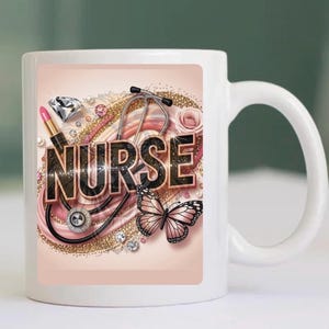 Puede incluir: Taza de cer&aacute;mica blanca con un dise&ntilde;o rosa y dorado que presenta un estetoscopio, una mariposa, l&aacute;piz labial y diamantes de imitaci&oacute;n. La palabra "NURSE" est&aacute; escrita en letras negras con un contorno dorado.