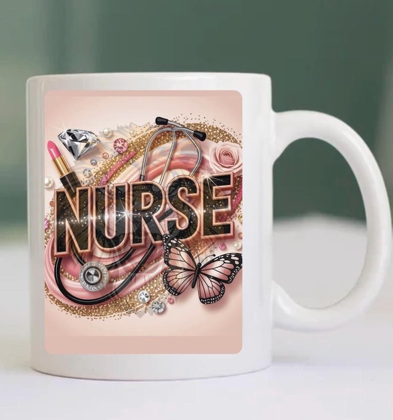 Puede incluir: Taza de cer&aacute;mica blanca con un dise&ntilde;o rosa y dorado que presenta un estetoscopio, una mariposa, l&aacute;piz labial y diamantes de imitaci&oacute;n. La palabra "NURSE" est&aacute; escrita en letras negras con un contorno dorado.