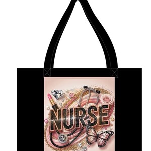 Puede incluir: Bolsa de tela negra con un dise&ntilde;o rosa y dorado que presenta la palabra "NURSE" en letras doradas con un estetoscopio, l&aacute;piz labial, mariposa y diamantes.