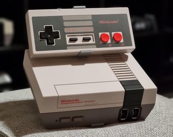 Supporto per console e controller Nintendo Entertainment System (NES) Mini – Supporto stampato in 3D (solo supporto)