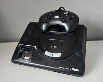 Stojak na konsolę Sega Genesis / Mega Drive 1 i kontroler – organizer do gier retro, drukowany w 3D, ekspozytor na półkę, prezent dla gracza (tylko stojak)