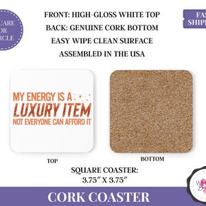 K&ouml;nnte beinhalten: Quadratischer Untersetzer aus Kork mit einer hochgl&auml;nzenden wei&szlig;en Oberseite und einem echten Korkboden. Auf der Oberseite steht der Text "MY ENERGY IS A: LUXURY ITEM NOT EVERYONE CAN AFFORD IT". Der Untersetzer misst 9,5 x 9,5 cm.