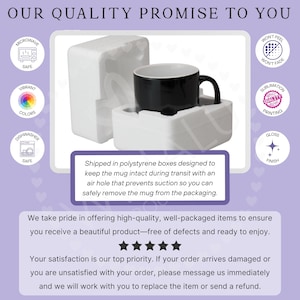 Puede incluir: Una taza negra con interior blanco, embalada en poliestireno blanco para un env&iacute;o seguro. La imagen incluye texto sobre la calidad del producto, instrucciones de cuidado y la garant&iacute;a de satisfacci&oacute;n del vendedor.