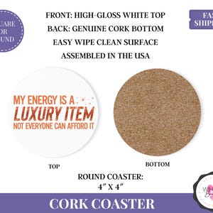 K&ouml;nnte beinhalten: Runder Untersetzer aus Kork mit einer hochgl&auml;nzenden wei&szlig;en Oberseite und einem echten Korkboden. Auf der Oberseite steht der Text "MY ENERGY IS A: LUXURY ITEM NOT EVERYONE CAN AFFORD IT". Der Untersetzer misst 10 cm x 10 cm.