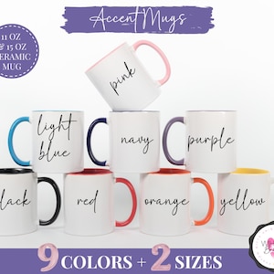 Puede incluir: Una colecci&oacute;n de tazas de cer&aacute;mica blancas con asas y bordes de colores, cada una etiquetada con un nombre de color diferente en cursiva. Las tazas est&aacute;n disponibles en 9 colores y 2 tama&ntilde;os, con el texto "Accent Mugs" en la parte superior.