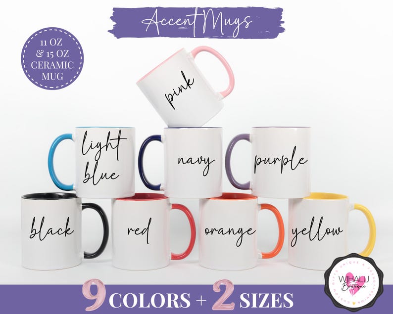 Puede incluir: Una colecci&oacute;n de tazas de cer&aacute;mica blancas con asas y bordes de colores, cada una etiquetada con un nombre de color diferente en cursiva. Las tazas est&aacute;n disponibles en 9 colores y 2 tama&ntilde;os, con el texto "Accent Mugs" en la parte superior.