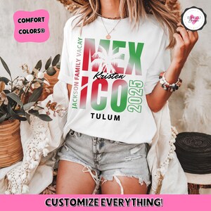 Peut inclure: Un t-shirt blanc &agrave; manches courtes avec un motif imprim&eacute; comprenant le texte "MEXICO", "JACKSON FAMILY VACAY", "Kristen", "2025" et "TULUM". Le design pr&eacute;sente une silhouette de palmier et un d&eacute;grad&eacute; de couleurs rouge, blanc et vert.