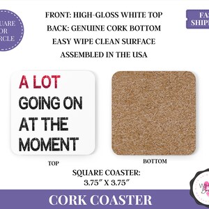 Puede incluir: Posavasos cuadrado de corcho con una parte superior blanca de alto brillo y una parte inferior de corcho genuino. La parte superior presenta el texto "A LOT GOING ON AT THE MOMENT" en negro y rojo. El posavasos mide 9,5 x 9,5 cm.