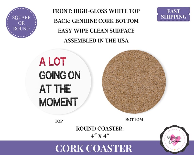 Puede incluir: Un posavasos redondo de corcho blanco con el texto "A LOT GOING ON AT THE MOMENT" en negro y rojo. El posavasos mide 10 cm por 10 cm. La parte trasera es de corcho aut&eacute;ntico.