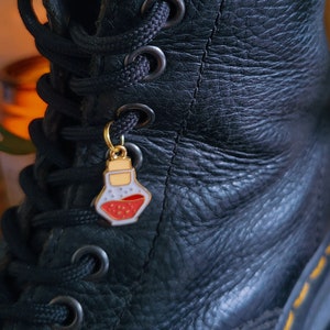 1 Fläschchen Spitzenanhänger – Schuhanhänger – Stiefelanhänger (Dr. Martens-Stil), Schuhzubehör, Schmuck 1460, Doc-Tag