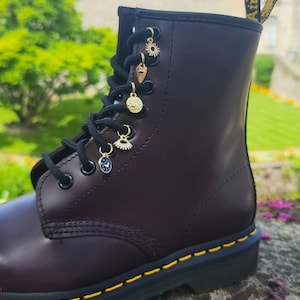 Cosmic charm set of 5 with gold colored laces - Shoes charm - boot charms (dr Martens style) shoe accessories, jewelry 1460, doc tag