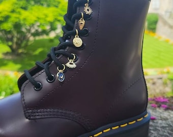 Cosmic lot of 5 gold-tone lace charms - Shoe charms - boot charms (Dr. Martens style) shoe accessories, jewelry 1460, doc tag