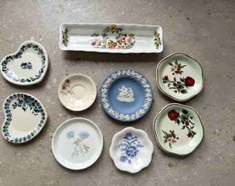 Vintage English plates / soap holder / dish for soap / trinket dish