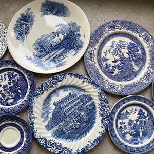 Antique blue and white dishes deals