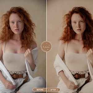 Op de afbeelding: Een persoon met krullend rood haar draagt een beige crop top, een wit overhemd en een lichte broek met een bruine riem met een ronde gesp. De afbeelding toont een voor-en-na vergelijking met een logo in het midden.