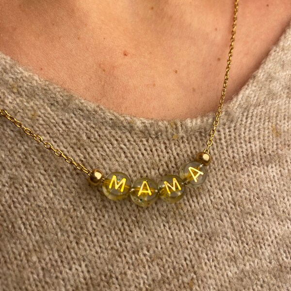 MAMA Halskette in Gold, Glitter und goldene Perlen.