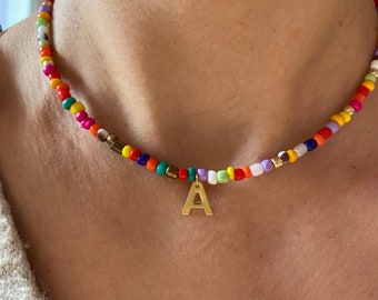 Bunte Perlenkette personalisierbar mit Buchstaben/Initialen in GOLD. *Bitte bei Personalisierung der/die EXTRA Buchstaben hinzufügen*