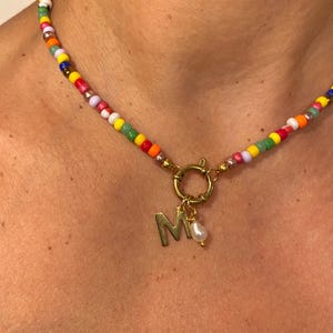 Bunte Perlen Buchstaben Kette + zur Auswahl eine Süßwasser Perle o. ein Herzchen *BITTE bei Personalisierung der/die Buchstaben hinzufügen*