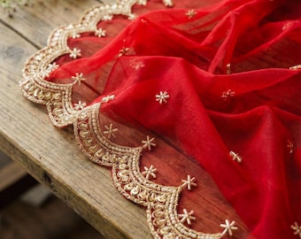 Rode bruidsdupatta: borduurwerk met Zari en kralen, bruidskleding