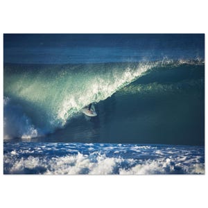 Surfista profesional surfeando una ola de Supertubos - Impresionante póster de amanecer invernal / Fotografía oceánica de Peniche, Portugal