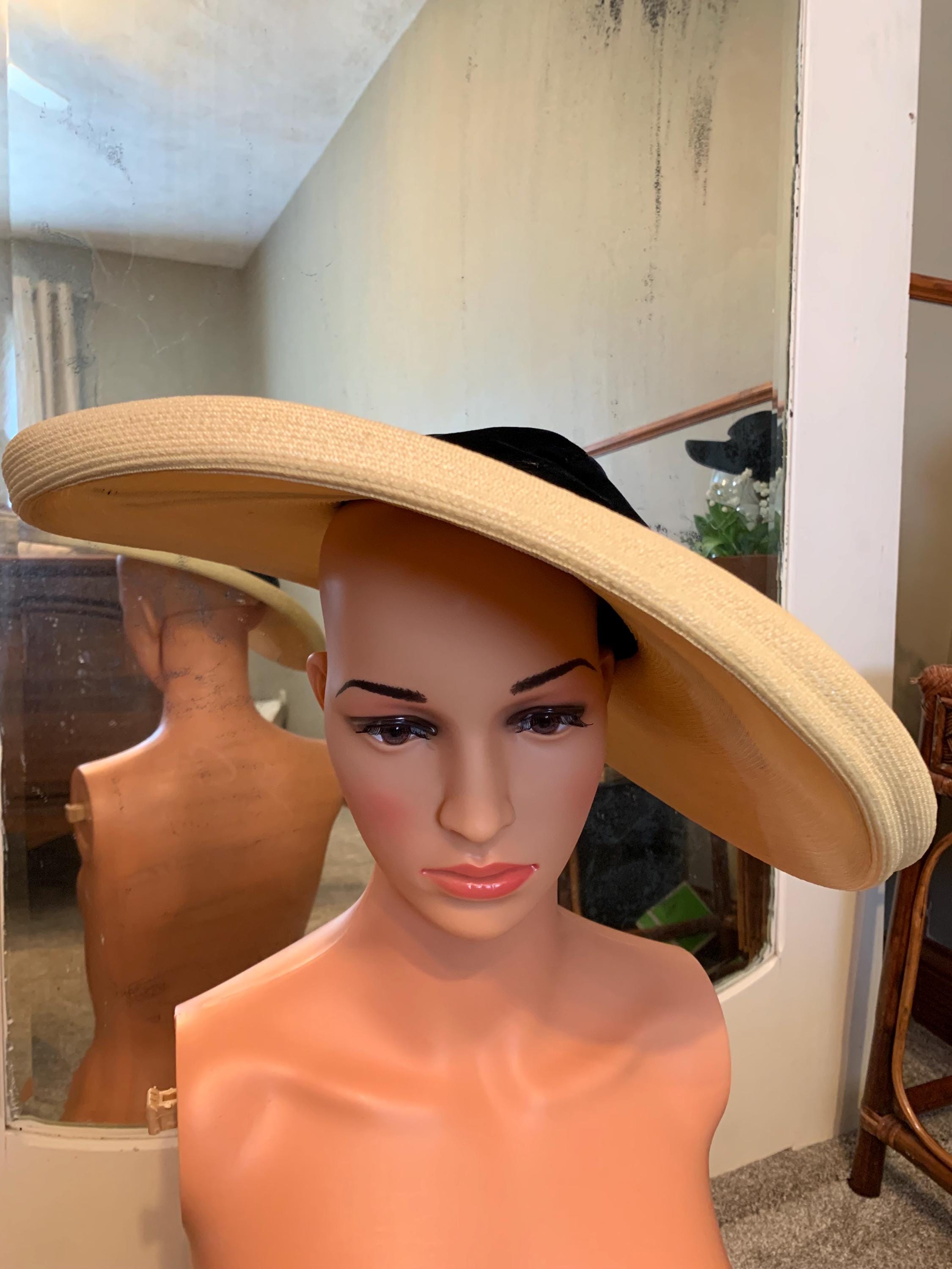 SPLENDID 1930s\' BLACK FABRIC & STRAW TOQUE WITH A FEATHER \