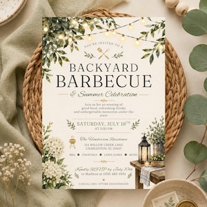 Könnte beinhalten: Eine rechteckige Einladungskarte für ein Garten-Barbecue und eine Sommerfeier. Das Design zeigt Lichterketten, grünes Blattwerk und weiße Blumen. Der Text enthält Veranstaltungsdetails, Datum, Uhrzeit, Ort und Informationen zur RSVP-Anfrage.