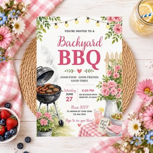 Op de afbeelding: Een Backyard BBQ uitnodigingskaart met roze bloemillustraties, een houtskoolgrill en lichtsnoeren. De tekst bevat: You're invited to a Backyard BBQ, Good Food Good Friends Good Times, Saturday June 27, 4:00 PM, 482 Blossom Drive, Newport, RI 02840, Please RSVP to Ariana by June 22nd 123.456.7890, Hope to see you there!