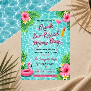 Puede incluir: Una tarjeta de invitación para una fiesta en la piscina con fondo de agua azul, flores de hibisco rosas, hojas de palma verdes, un flotador de flamenco rosa y dos cócteles. El texto dice: Drunk and Sun-Kissed Moms Day, Pool Party Edition, Saturday, July 11, 20XX, 1:00 PM, The Sunnyside Oasis, 2341 Palm Breeze Lane, Clearwater, FL 33765, Swim. Sip. Laugh. Repeat. RSVP Sarah (475) 123-4567, BYOB | Floats | Good Vibes Only.