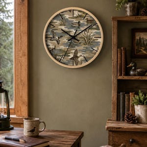 Reloj de pared con estampado de camuflaje azul para la caza del pato ánade real, decoración rústica para cabaña, reloj de pared para pabellón de caza, regalo para cazador de patos.