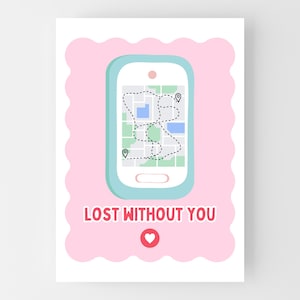Op de afbeelding: Een wenskaart met een roze geschulpte rand toont een turquoise smartphone met een kaart met een gestippelde route en locatiemarkeringen. De tekst "LOST WITHOUT YOU" en een rood hart staan eronder.