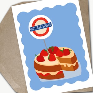 Puede incluir: Tarjeta de felicitación con una ilustración de dibujos animados de un pastel Victoria Sponge con fresas. La tarjeta tiene un fondo azul con un borde festoneado blanco. La tarjeta incluye un letrero estilo metro de Londres que dice "VICTORIA SPONGE".
