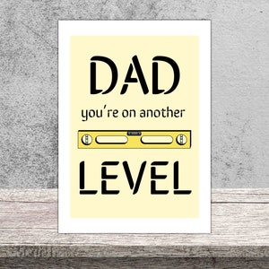 Tarjeta divertida para el Día del Padre, Juego de palabras de nivel de burbuja, Papá, estás en otro nivel, Herramienta de bricolaje, Tarjeta de cumpleaños de broma para papá, Premium personalizada, 300 g/m², 5 x 7 pulgadas