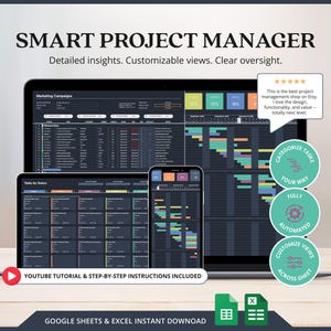 Op de afbeelding: Een digitale projectmanagementtool weergegeven op een laptop, tablet en smartphone. De schermen tonen gedetailleerde projectinzichten en aanpasbare weergaven. Tekst bevat "SMART PROJECT MANAGER" en "GOOGLE SHEETS & EXCEL INSTANT DOWNLOAD."