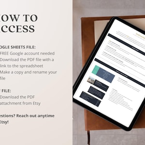 Puede incluir: Una tableta digital que muestra instrucciones, apoyada en un cuaderno encuadernado en cuero marr&oacute;n. La pantalla muestra un documento con texto e im&aacute;genes. El texto de la izquierda dice "HOW TO ACCESS" con instrucciones para Google Sheets y archivos PDF.