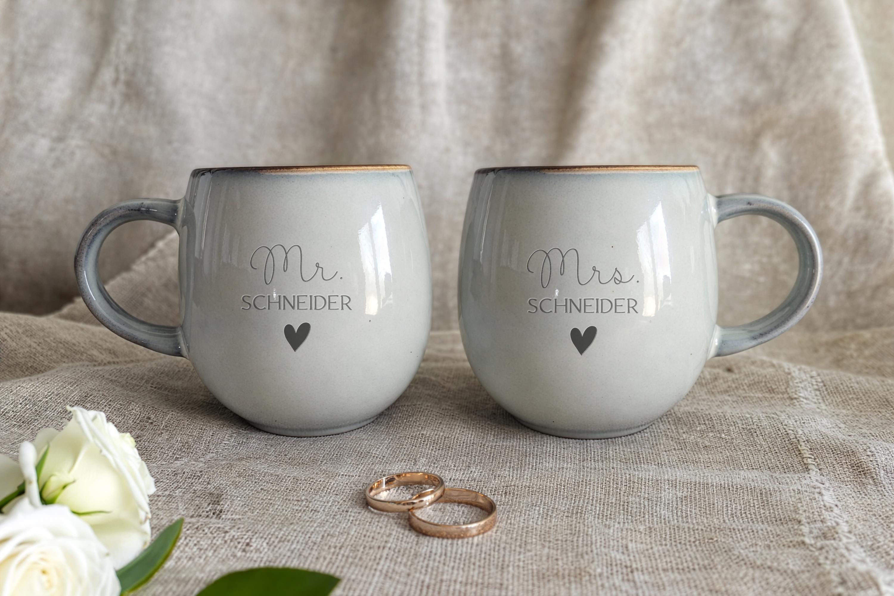 Personalisierte Mr & Mrs Tassen | Gravierte Steingut Tassen mit Namen | Hochzeitsgeschenk | Ehepaar Tassen