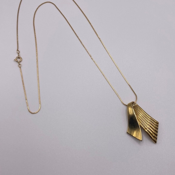 Vintage 1960s Crown Trifari gold tone ribbon sliding pendant and necklace chain