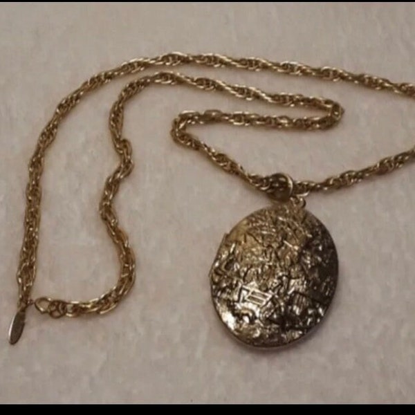 Vintage 1970s Whiting & Davis large gold tone locket pendant necklace