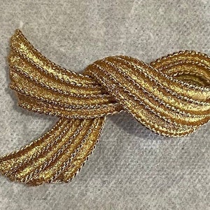 Vintage Monet Large Gold Tone Textured Twisted Wire Ribbon Brooch – Elegant Retro Pin, fashion brooch, large vintage brooch
