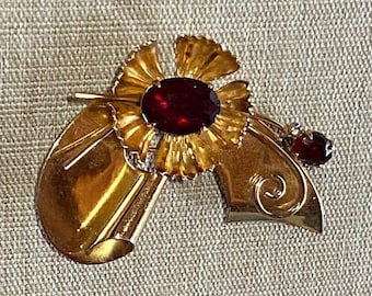 Vintage 1950s rare Coro 3D brass tone flower motif brooch with ruby red stones