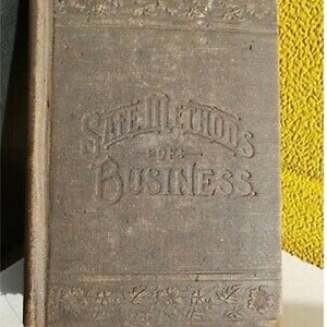 Peut inclure: Un livre brun avec le titre "Safe Methods of Business" en relief sur la couverture.