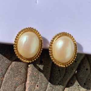 Vintage Richelieu Signed Clip-On Cabochon Faux Pearl Gold Tone Earrings – Elegant Retro Jewelry