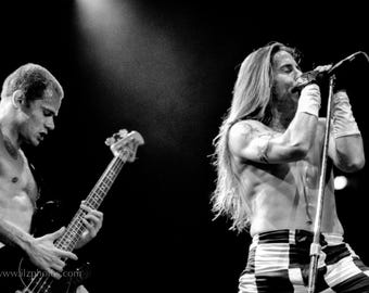 Anthony Kiedis & Flea – RHCP Live 1992 / Frontman N Funk – Kiedis Singing, Flea Grooving Behind